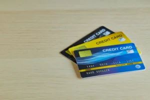 Varias tarjetas de crédito y facturas enredadas que representan la necesidad de un plan para pagar deudas.